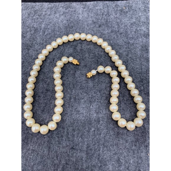 Creamy Yellow/White Faux Pearl Necklace - Picture 5 of 5